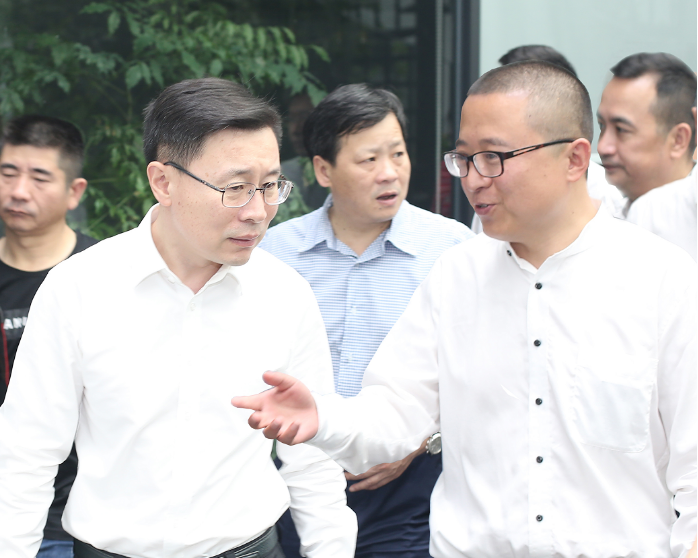 图1 杭州市委常委、宣传部部长戚哮虎（左）与亚搏app登陆董事长贾波（右）亲切交谈.png
